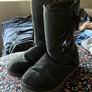 Gray boots. Size 7. Brand is unknown. Used.